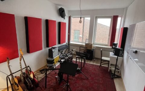 Unterrichtsraum mit Instrumenten